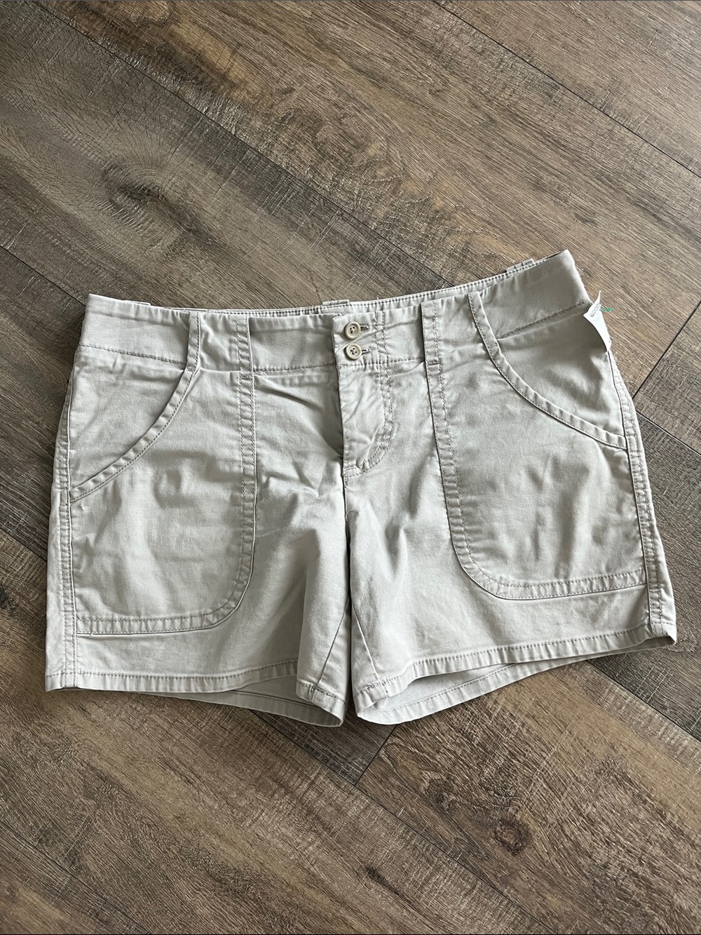 The Limited Light Kaki/Tan colored  Bermuda Shorts size 6 NWOT